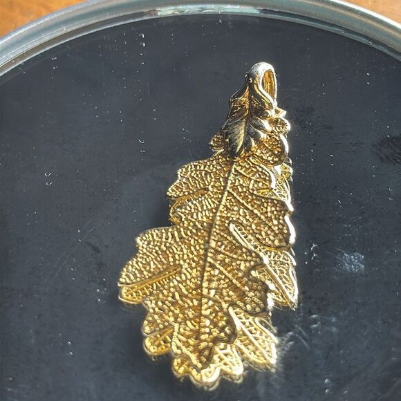 Vintage gold plated leaf pendant - Picture 3 of 4